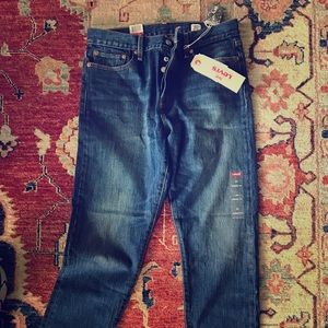 Classic. LEVI wedgie fit icon jeans. Frayed hem.